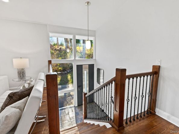 153 Deerfield Lane N, Pleasantville NY 10570