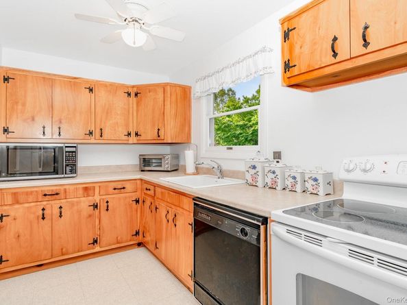 10 Argonne Road W, Hampton Bays NY 11946