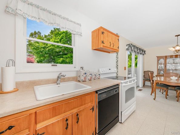10 Argonne Road W, Hampton Bays NY 11946