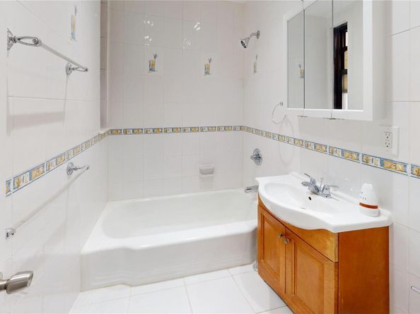 112-30 Northern Boulevard 4B, Corona NY 11368