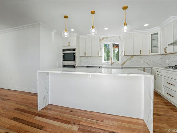 219 Granada Parkway, Lindenhurst NY 11757