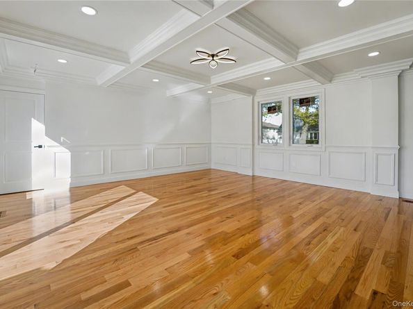 219 Granada Parkway, Lindenhurst NY 11757