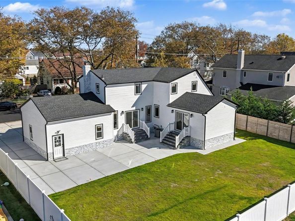 219 Granada Parkway, Lindenhurst NY 11757