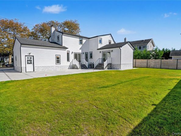 219 Granada Parkway, Lindenhurst NY 11757