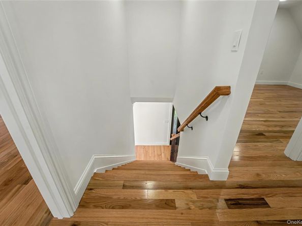 219 Granada Parkway, Lindenhurst NY 11757