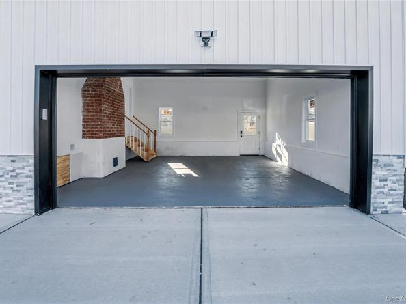 219 Granada Parkway, Lindenhurst NY 11757