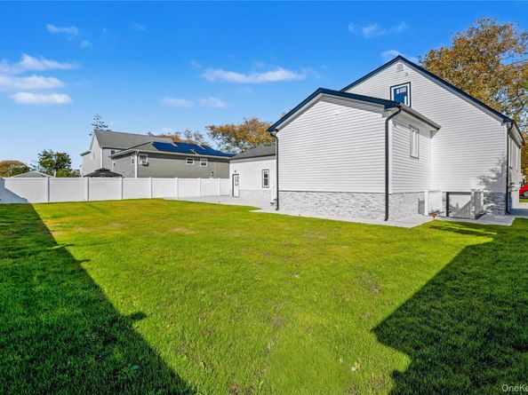 219 Granada Parkway, Lindenhurst NY 11757