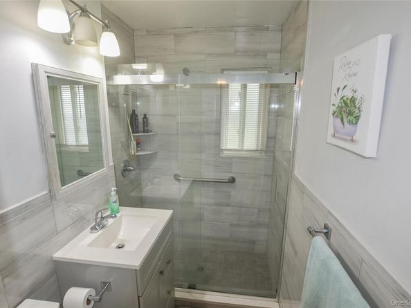 112 Edmunton Drive C4, North Babylon NY 11703