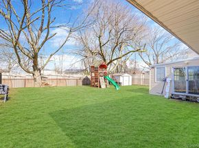 22 Somerset Road N, Amityville NY 11701