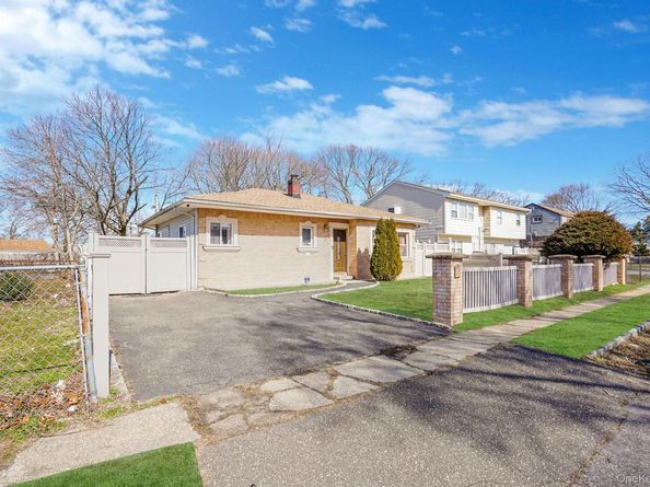 22 Somerset Road N, Amityville NY 11701