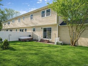 8 Huntington Commons 8, Yaphank NY 11980