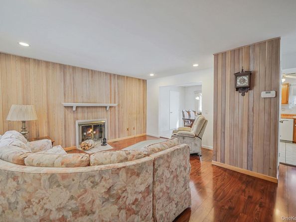 8 Huntington Commons 8, Yaphank NY 11980