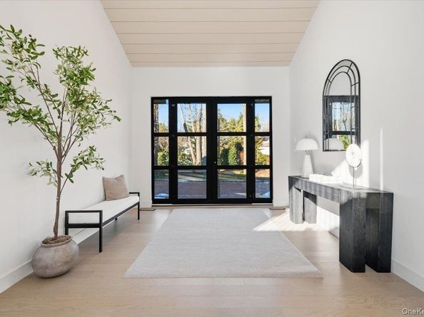 26 Windemere Way, Woodbury NY 11797