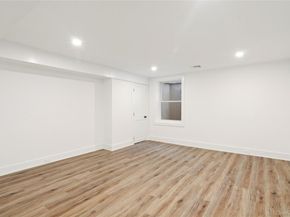 1 Lynnwood Court, Hampton Bays NY 11946