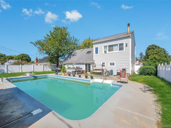 6 Regal Lane, Levittown NY 11756