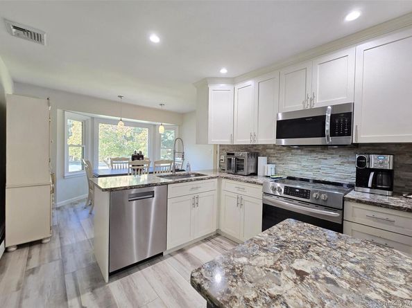 15 Garden Lane, Yaphank NY 11980