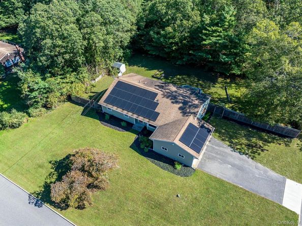 15 Garden Lane, Yaphank NY 11980