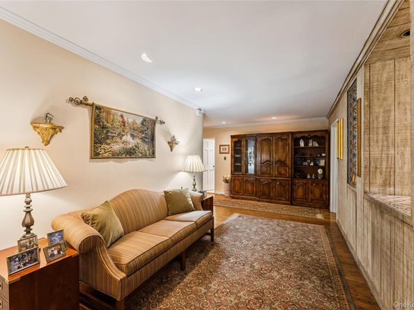 20 Canterbury Road 2F, Great Neck NY 11021