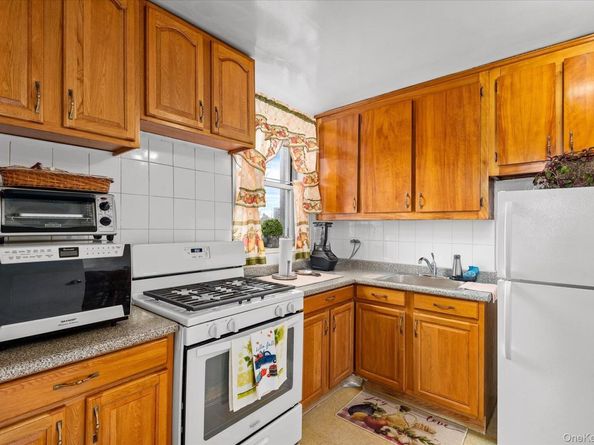 60-11 Broadway 3C, Woodside NY 11377