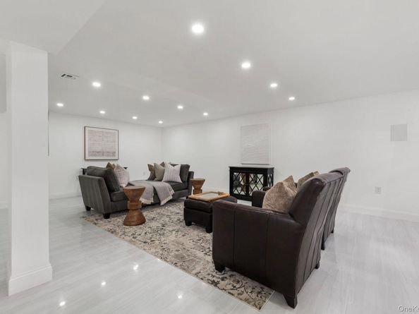 1035 Glen Drive, Franklin Square NY 11010