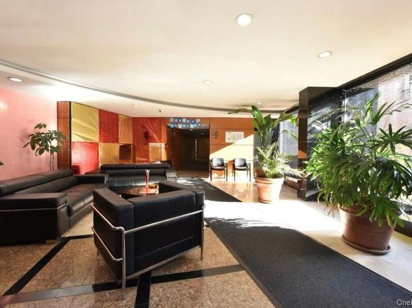 139-15 83 Avenue 409, Briarwood NY 11435