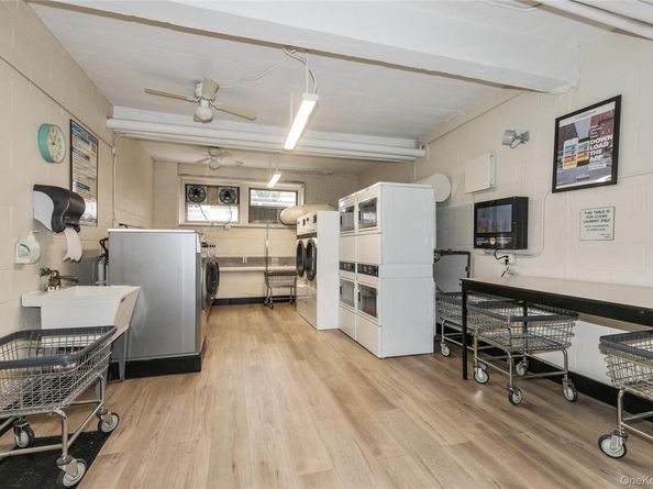 45 HILLPARK Avenue 2L, Great Neck NY 11021