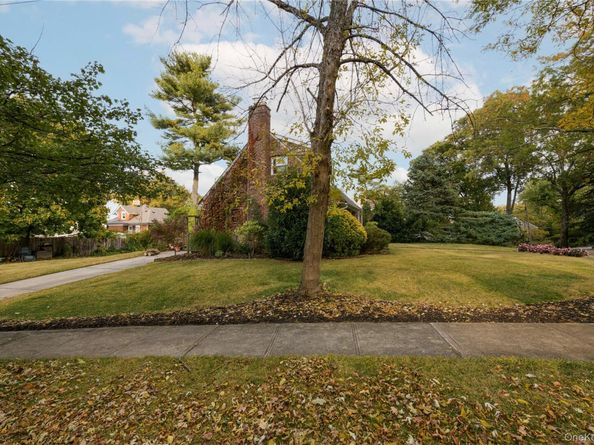 301 Park Lane, Douglaston NY 11363