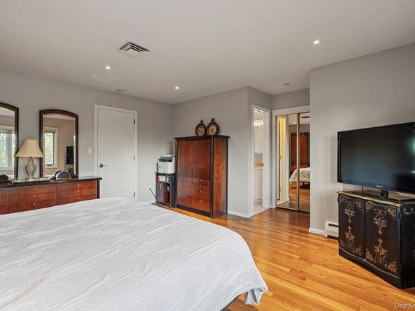 158 Old Courthouse Road, Manhasset Hills NY 11040