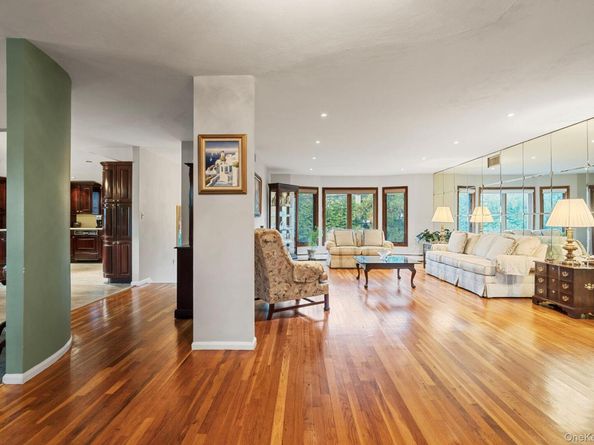 158 Old Courthouse Road, Manhasset Hills NY 11040