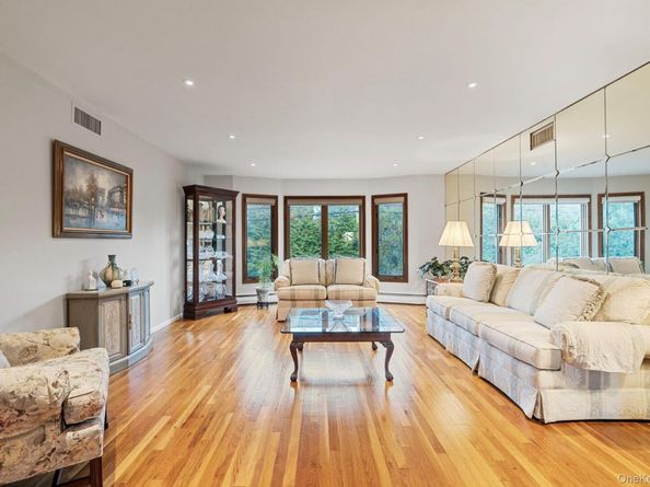 158 Old Courthouse Road, Manhasset Hills NY 11040