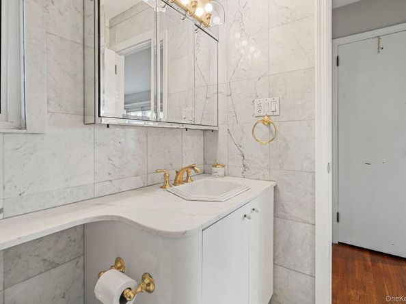 158 Old Courthouse Road, Manhasset Hills NY 11040