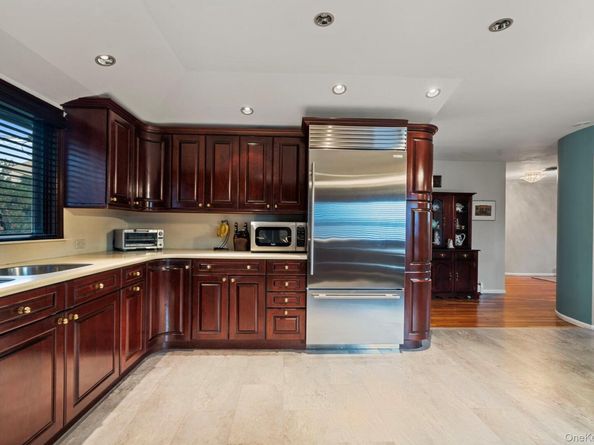 158 Old Courthouse Road, Manhasset Hills NY 11040