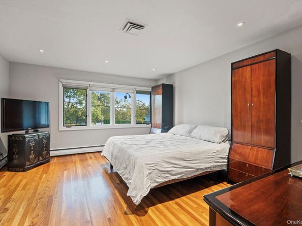 158 Old Courthouse Road, Manhasset Hills NY 11040