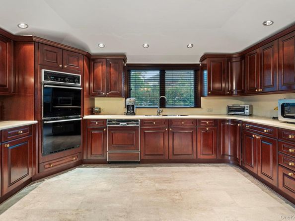 158 Old Courthouse Road, Manhasset Hills NY 11040