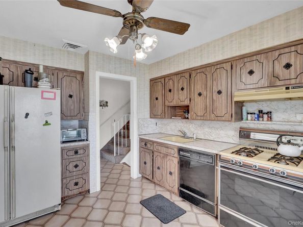 213 W 24th Street, Deer Park NY 11729