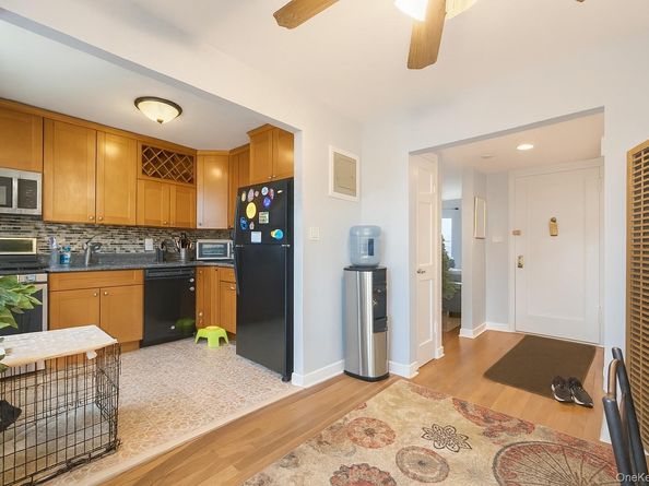 6 W West Mill Drive 2D, Great Neck NY 11021