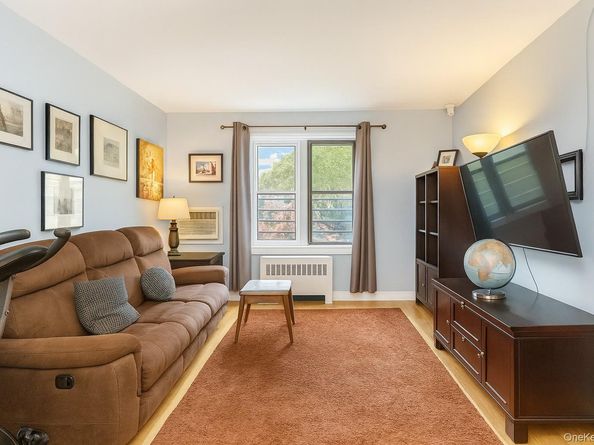 6 W West Mill Drive 2D, Great Neck NY 11021