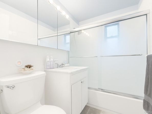 6 W West Mill Drive 2D, Great Neck NY 11021