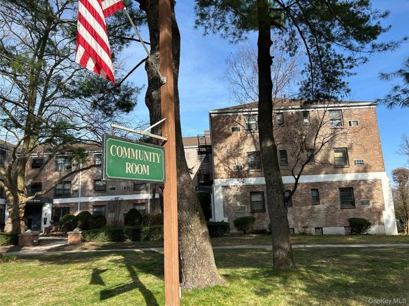 6 W West Mill Drive 2D, Great Neck NY 11021