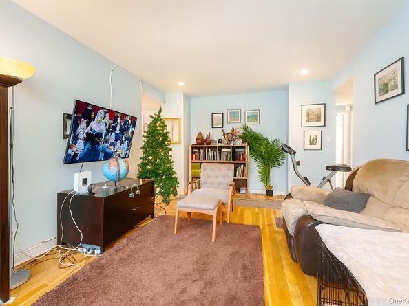 6 West Mill Drive 2D, Great Neck NY 11021