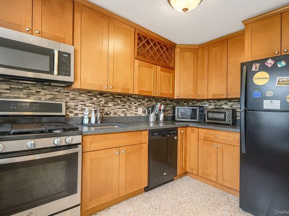 6 W West Mill Drive 2D, Great Neck NY 11021