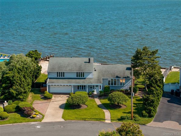 167 Secatogue Lane W, West Islip NY 11795