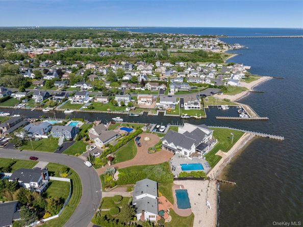 167 Secatogue Lane W, West Islip NY 11795
