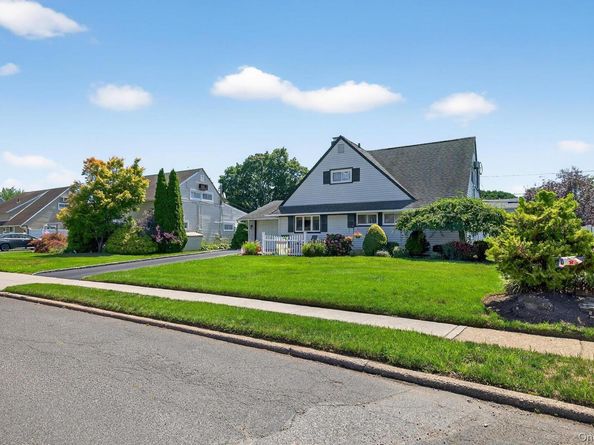 22 Twin Lane N, Wantagh NY 11793