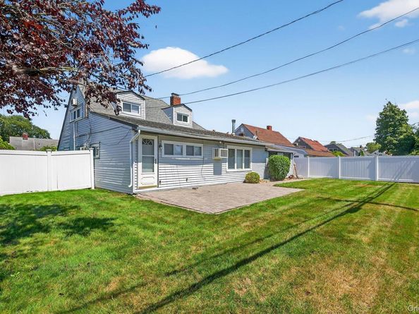 22 Twin Lane N, Wantagh NY 11793