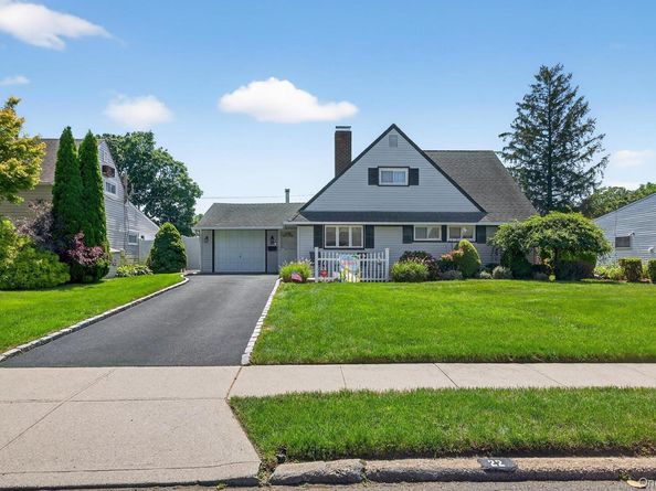 22 Twin Lane N, Wantagh NY 11793