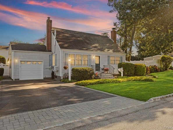 37 Newark Street, Lindenhurst NY 11757