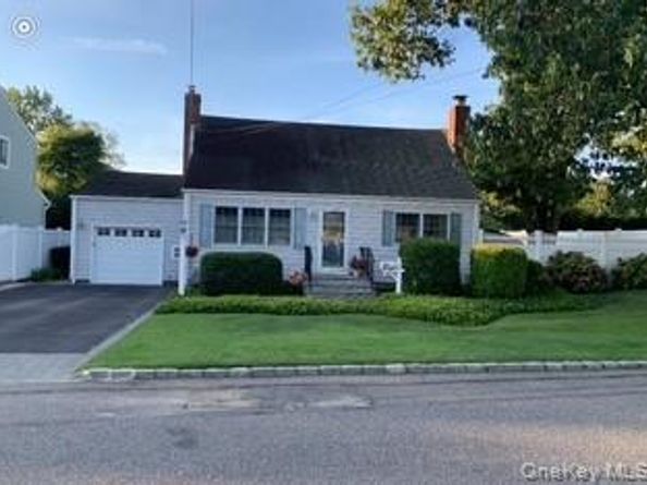 37 Newark Street, Lindenhurst NY 11757