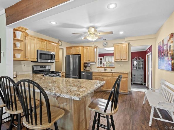 37 Newark Street, Lindenhurst NY 11757