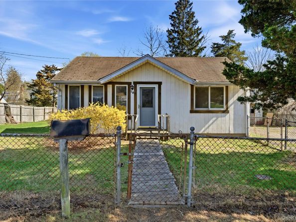 10 Howe Street, Huntington Station NY 11746
